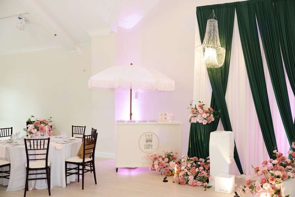Dallas Cartl candy cart in elegant venue with green drapes